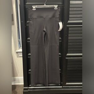 NWT Athleta Ribbed Salutation Flare Leggings. size Large Petite, Black